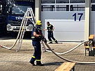 Ausbildung Pumpen und Hebekissen. Pech für den Zweitplatzierten, der wurde nämlich etwas nass :-) (Bild: Rafael Ojeda/THW Augsburg)