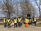 Grundausbildungsgruppe übt Verkehrsabsicherung (Bild: Nina Knoblich/THW Augsburg)