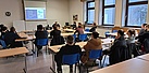 Theoretische Ausbildung im Lehrsaal (Bild: THW Augsburg/Dieter Seebach)
