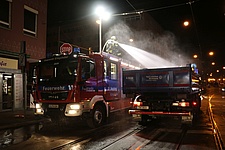 Das teilweise noch glimmende Brandgut wurde auf LKW verladen und von der Feuerwehr abgelöscht. (Bild: Nina Knoblich/THW Augsburg)