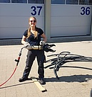 Katja mit dem hydraulischen Rettungsschere (P.S. Beim Arbeiten wurde natürlich die UVV eingehalten!) (Bild: Tim Welkner/THW Augsburg)