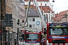 Feuerwehr und THW bringen die Spiegelprismen am Gebäude an, um dieses mit dem Laser des Einsatzstellen-Sicherungssystem (ESS) zu überwachen. (Bild: Dieter Seebach/THW Augsburg)