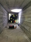 Über diesen Kriechgang/Schacht müssen die weiteren verletzten Personen aus dem Keller gerettet werden (Bild: Tim Siegel/THW Augsburg)