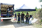 Teamwork beim Bau einer Quellkade  (Bild: Dieter Seebach/THW Augsburg)