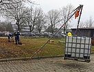 Unsere Gruppe 2 übt das Bewegen von Lasten. Hier wurde ein Mastkran gebaut, um Lasten anzuheben. (Bild: Dieter Seebach/THW Augsburg)