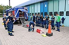 Jugendausbildung in Augsburg: Vor Beginn der unangekündigten Übung wurde noch einmal die Ausrüstung besprochen. (Bild: THW Augsburg/Dieter Seebach)