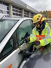 Ausbildung Technische Hilfe auf Verkehrswegen: Glasmanagement  (Bild: Sarah Seebach/THW Augsburg)