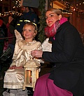 Weihnachtsengel Franziska (7) und Augsburgs Oberbürgermeisterin Eva Weber eröffneten den Christkindlesmarkt 2022  (Bild: Dieter Seebach/THW Augsburg)