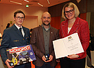 Ehrung für Mathias Fischer (Mitte) mit Oberbürgermeisterin Eva Weber und Ortsbeauftragten Michael Wetzel (Bild: Michael Hochgemuth/Stadt Augsburg)