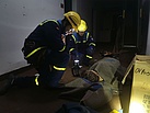 Versorgung und Betreuung einer verletzten Person (Bild: Tim Siegel/THW Augsburg)