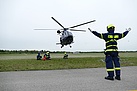 Einweisen eines Helikopters zur Aufnahme eines Wasserbehälters (Bild: Oliver Teynor/THW Augsburg)