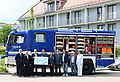Feierliche Übergabe des Spendenschecks vor der Wohnanlage für Baustudierende in Augsburg (Personen im Bild siehe Bericht. Bild: THW-Helferverein Augsburg)
