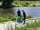 Arbeiten am Wasser: Pumpenausbildung für Züge und Grundausbildung (Bild: Oliver Teynor/THW Augsburg)