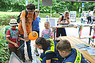 Immer was los bei uns am Stand, besonders, wenn es Luftballons gibt (Bild: Dieter Seebach/THW Augsburg)