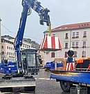 Stellen von Betonklötzen auf dem Augsburger Rathausplatz mit Hilfe unseres Baggers (Bild: Daniel Spörel/THW Augsburg)