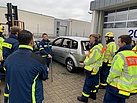 Ausbildung Technische Hilfe auf Verkehrswegen: Arbeiten mit dem Halligan-Tool (Bild: Sarah Seebach/THW Augsburg)