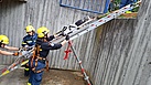 Rettung einer Person über die schiefe Ebene (Bild: Dieter Seebach/THW Augsburg)