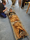 Julian als Patientendarsteller zum Üben der Personenrettung bei der GA in Günzburg (Bild: THW/Johann Prihoda)