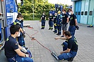 Jugendausbildung Bewegen von Lasten mit der Hydropresse (Bild: Dieter Seebach/THW-Jugend Augsburg)