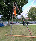 Bergungsgruppe übt Bau eines Mastkranes (Bild: Sarah Seebach/THW Augsburg)