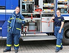 Unsere beiden neuen Helferinnen Anna Heinlein (links) und Nina Knoblich nach bestandener Grundausbildungsprüfung (Bild: Dieter Seebach/THW Augsburg)