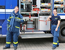 Unsere beiden neuen Helferinnen Anna Heinlein (links) und Nina Knoblich nach bestandener Grundausbildungsprüfung (Bild: Dieter Seebach/THW Augsburg)