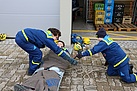 Die verletzte Person wird für den sicheren Transport auf die Trage gebunden (Bild: Dieter Seebach/THW Augsburg)
