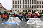 Teamwork bei gemeinsamer Aktion auf dem Augsburger Rathausplatz. Aufbau zweier Wasserbecken mit Sandsäcken. (Bild: THW Augsburg/Dieter Seebach)