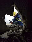 Ausbildung der Bergungsgruppe. Herstellen eines Mauerdurchbruchs (Bild: Wolfgang Meßmer/THW Augsburg)
