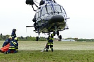 Einhängen einer Last am Helikopter (Bild: Oliver Teynor/THW Augsburg)