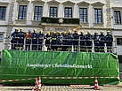 Unsere Helferinnen und Helfer nach dem Bühnenaufbau am Samstag. (Bild: Michael Wetzel/THW Augsburg)