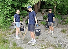 Die Bufdis Nicola, Arne und Niklas helfen fleißig bei der Müllsammel-Aktion am Hochablass in Augsburg. (Bild: Anna-Sophie Haas, THW)