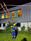 Helferinnen und Helfer üben Retten aus der Höhe mittels Leiterhebel (THW Augsburg/Florian Fieke)