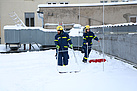 Gleichmäßig wurden beide Dachhälften von den Schneemassen befreit (Bild: Dieter Seebach/THW Augsburg)