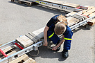 Mit dem Bretttafelbund werden die Bohlen auf den Leiterteilen gegen verrutschen gesichert. (Bild: Dieter Seebach/THW Augsburg)
