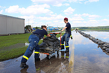 Hochwassereinsatz am Flughafen Augsburg (Bild: Lena Seebach/THW Augsburg)