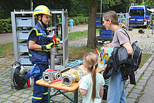 Um welche Ausstattung es sich hier handelt, erklärt unser Jugendlicher Jan den Besuchern und Besucherinnen ganz genau. (Bild: Dieter Seebach/THW Augsburg)