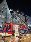 Die Glutnester wurden immer wieder nach und nach von der Feuerwehr abgelöscht (Bild: THW Augsburg/Christian Pelz)