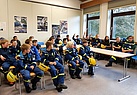 Vor jedem Jugenddienst gibt es eine kurze Besprechung im Lehrsaal. (Bild: Eunike Sailer/THW Augsburg)