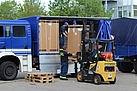 THW-Augsburg: Die Fahrzeuge werden für den Transport nach Neu-Ulm beladen (Bild: THW Augsburg/Lena Seebach)