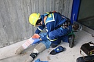 Die Betreuung von verletzten Personen war eine der Aufgaben beim Jugenddienst (Bild: Dieter Seebach/THW Augsburg)