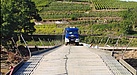 Einsatz in Rheinland-Pfalz - Über eine Notbrücke auf die andere Seite der Ahr (Bild: THW Augsburg)