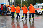 Gut gelaunt trotz Dauerregen - unsere Helferinnen und Helfer beim Festumzug. (Bild: Dieter Seebach/THW Augsburg)