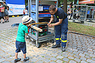 Mit der Bügelsäge durften unsere kleinen Besucherinnen und Besucher selbst ein Stück Holz absägen. (Bild: Dieter Seebach/THW Augsburg)