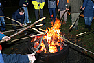 Leckeres Stockbrot für alle am Lagerfeuer (Bild: Dieter Seebach/THW Augsburg)