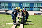 Jugendausbildung. Teamwork bei der Rettung einer verletzten Person und dem Überwinden von Hindernissen (Bild: Dieter Seebach/THW-Jugend Augsburg)