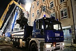 Das teilweise noch glimmende Brandgut wurde auf LKW verladen und von der Feuerwehr abgelöscht. (Bild: Nina Knoblich/THW Augsburg)