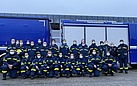Gruppenfoto mit unseren neuen Helferinnen und Helfern und einem Teil unserer Ausbilder (Bild: Nina Knoblich/THW Augsburg)