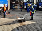 Nicola beim Löschen eines Feuers bei der Brandschutzübung der GA in Günzburg (Bild: THW/Johann Prihoda)