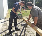 Tim beim Holzbearbeitungskurs. (Bild: Christian Wienold/THW)